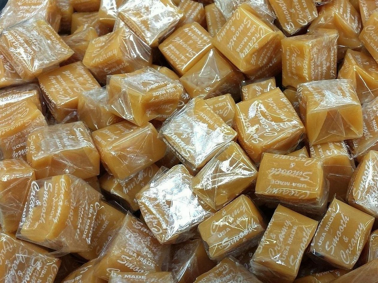 Três potes empilhados de candy store ao lado do balcão de atendimento