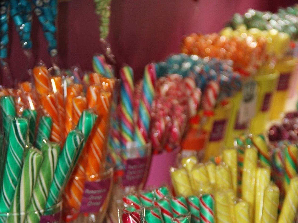 Tigela pequena de porcelana com bombons delicados