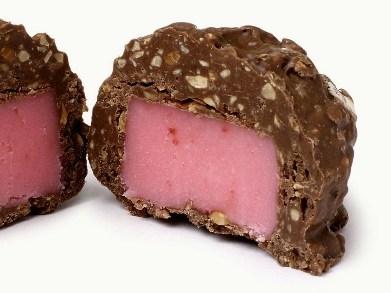 Bombom de chocolate escuro com cobertura brilhante